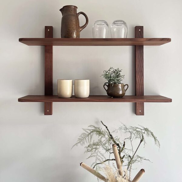 MOUD Home Nord hylde i massiv termo ask med messing skruer. 80 cm. 2 hylder.