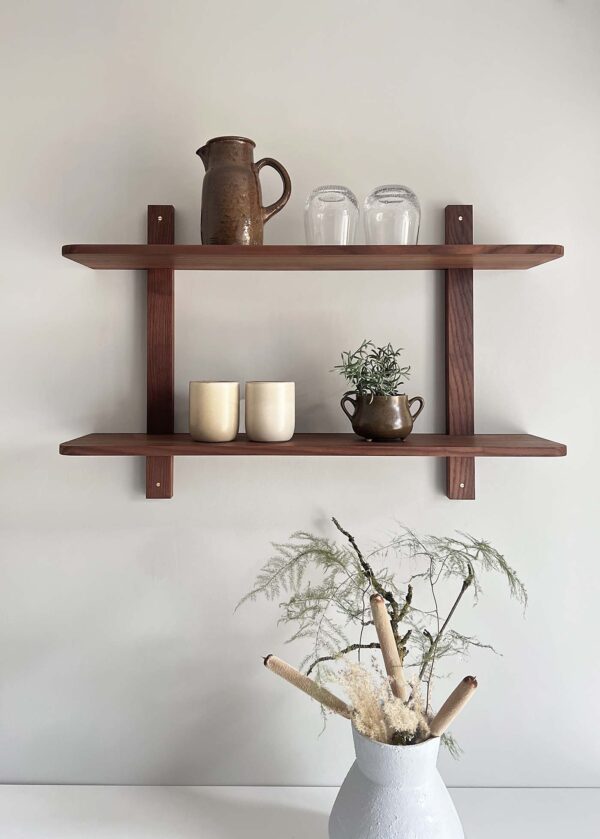 MOUD Home Nord hylde i massiv termo ask med messing skruer. 80 cm. 2 hylder.