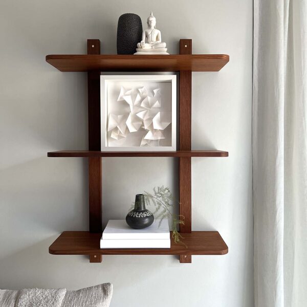 MOUD Home Nord hylde i massiv termo ask med messing skruer. Med 3 hylder - 60 cm lange.