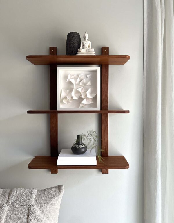 MOUD Home Nord hylde i massiv termo ask med messing skruer. Med 3 hylder - 60 cm lange.