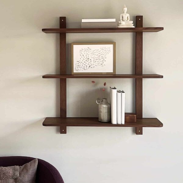 MOUD Home Nord hylde i massiv termo ask med messing skruer. 80 cm. Reol med 3 hylder.