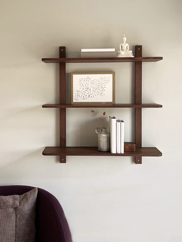 MOUD Home Nord hylde i massiv termo ask med messing skruer. 80 cm. Reol med 3 hylder.