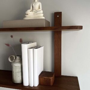 MOUD Home Nord hylde i massiv termo ask med messing skruer. 80 cm. Reol med 3 hylder.