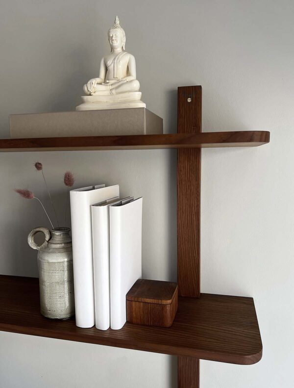 MOUD Home Nord hylde i massiv termo ask med messing skruer. 80 cm. Reol med 3 hylder.