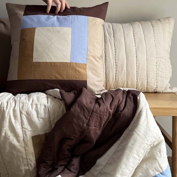 MOUD Home patch pudebetræk 50x50 cm, lilla, beige og brune nuancer.