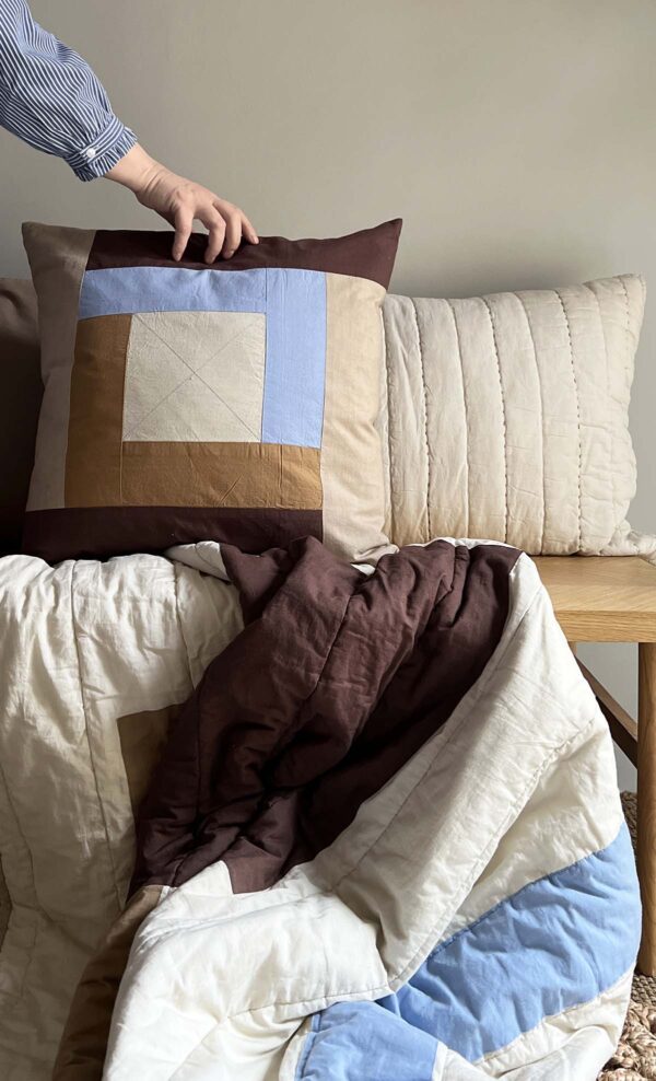 MOUD Home patch pudebetræk 50x50 cm, lilla, beige og brune nuancer.