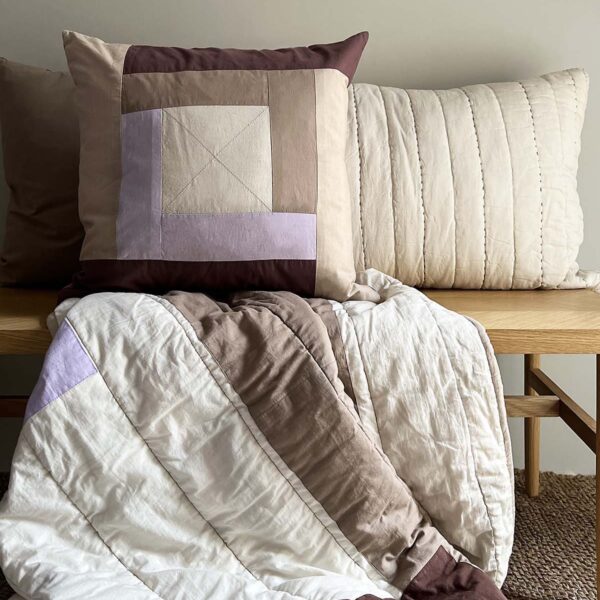 MOUD Home patch pudebetræk 50x50 cm, lilla, beige og brune nuancer.