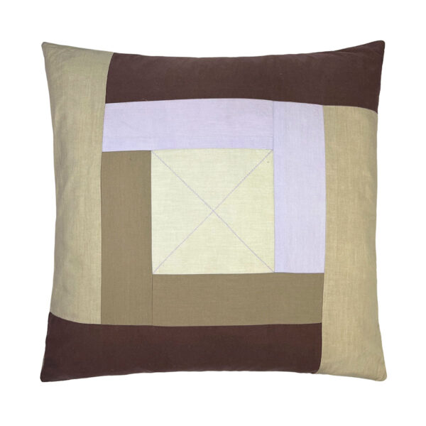 MOUD Home patch pudebetræk 50x50 cm, lilla, beige og brune nuancer.