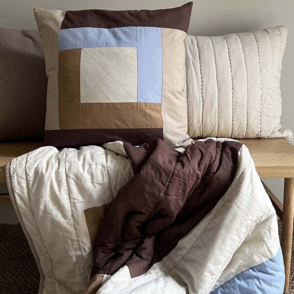 MOUD Home patch pudebetræk 50x50 cm, lilla, beige og brune nuancer.