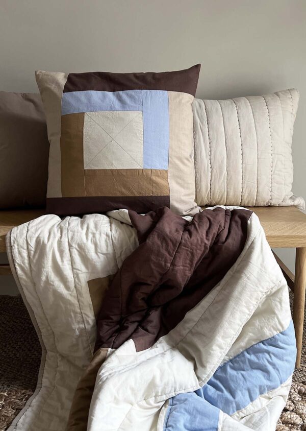 MOUD Home patch pudebetræk 50x50 cm, lilla, beige og brune nuancer.
