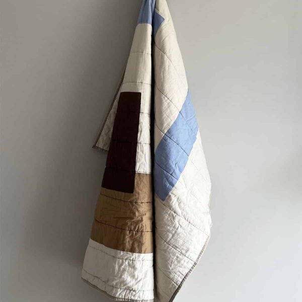 Patch quiltet tæppe i lilla, beige og brune nuancer. 130x170 cm.