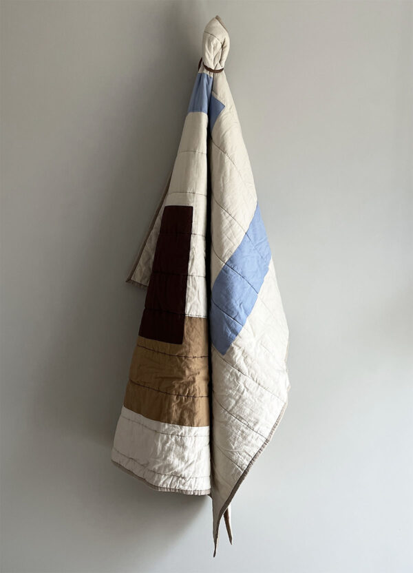 Patch quiltet tæppe i lilla, beige og brune nuancer. 130x170 cm.