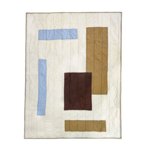 Patch quiltet tæppe i blå, beige og brune nuancer. 130x170 cm.