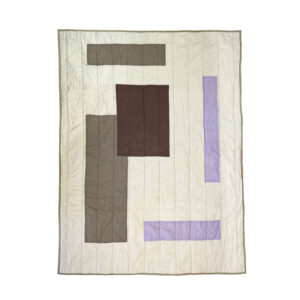 Patch quiltet tæppe i lilla, beige og brune nuancer. 130x170 cm.