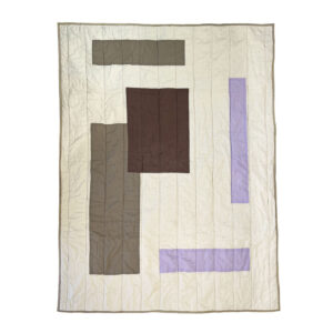Patch quiltet tæppe i lilla, beige og brune nuancer. 130x170 cm.