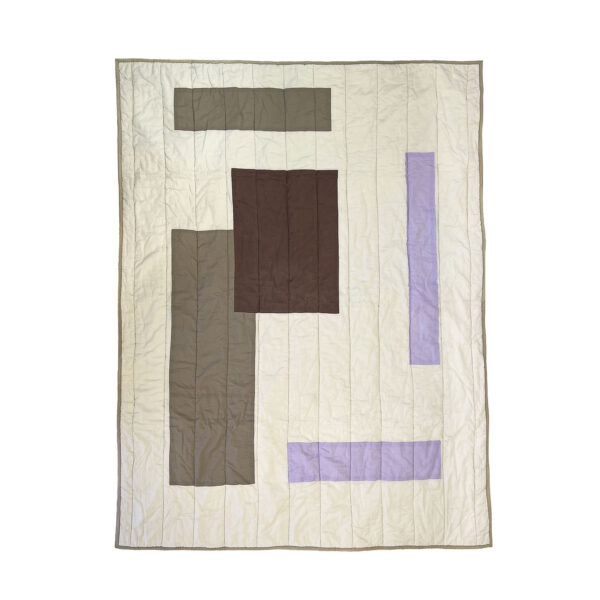 Patch quiltet tæppe i lilla, beige og brune nuancer. 130x170 cm.