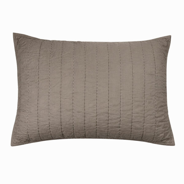 MOUD Home Senses quiltet brun pudebetræk, 50x70 cm