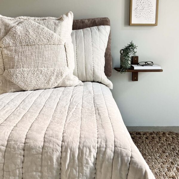 Senses quiltet sengetæppe beige 260x260 cm.