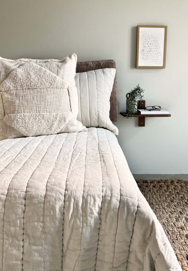 Senses quiltet sengetæppe beige 260x260 cm.