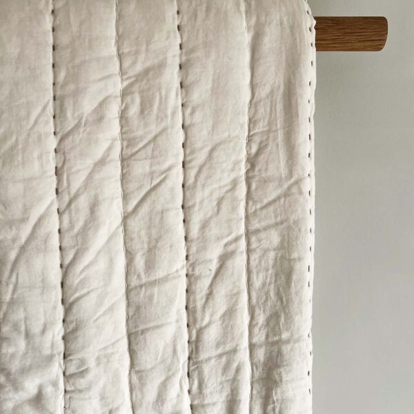 Senses quiltet sengetæppe beige 260x260 cm.