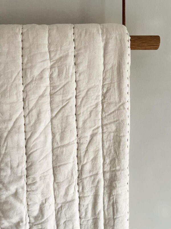 Senses quiltet sengetæppe beige 260x260 cm.