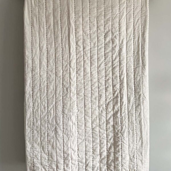 Senses quiltet sengetæppe beige 260x260 cm.