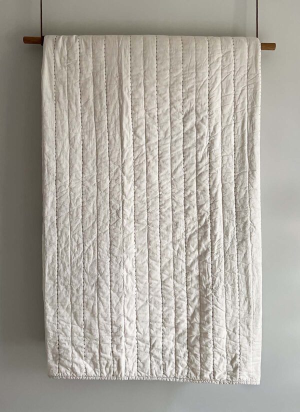Senses quiltet sengetæppe beige 260x260 cm.