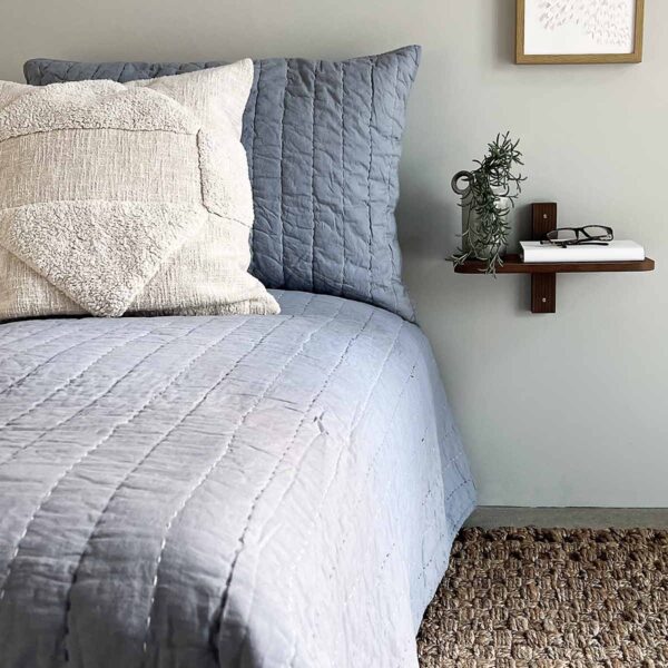 Senses quiltet sengetæppe blå 260x260 cm.