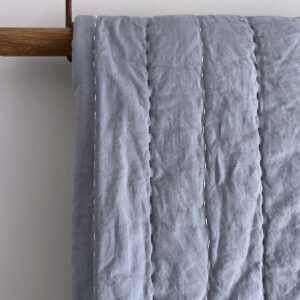Senses quiltet sengetæppe blå 260x260 cm.