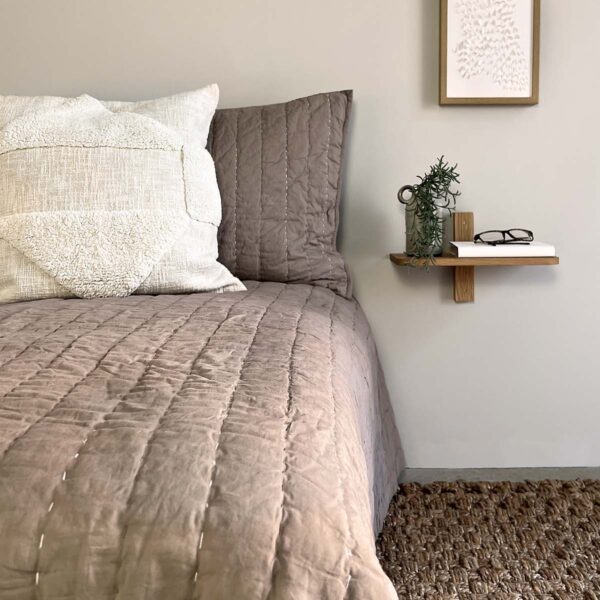 Senses quiltet sengetæppe brun 260x260 cm.