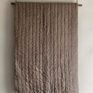 Senses quiltet sengetæppe brun 260x260 cm.