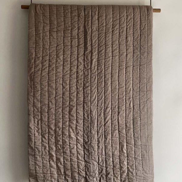 Senses quiltet sengetæppe brun 260x260 cm.