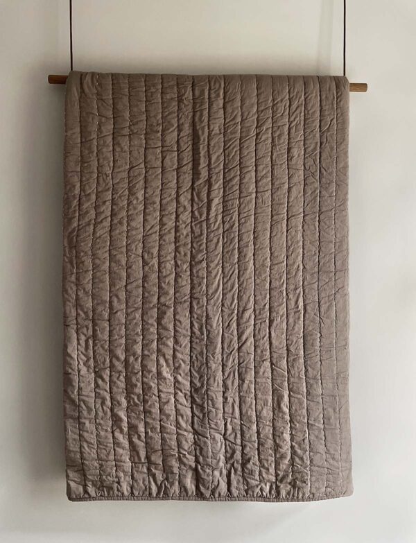 Senses quiltet sengetæppe brun 260x260 cm.