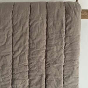 Senses quiltet sengetæppe brun 260x260 cm.
