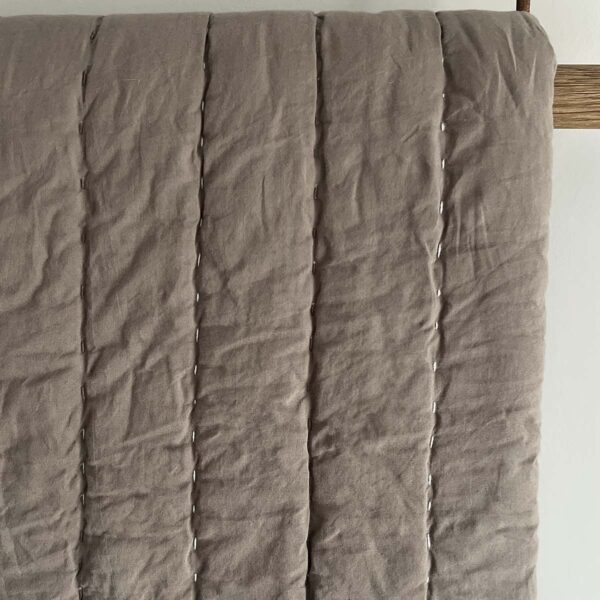 Senses quiltet sengetæppe brun 260x260 cm.
