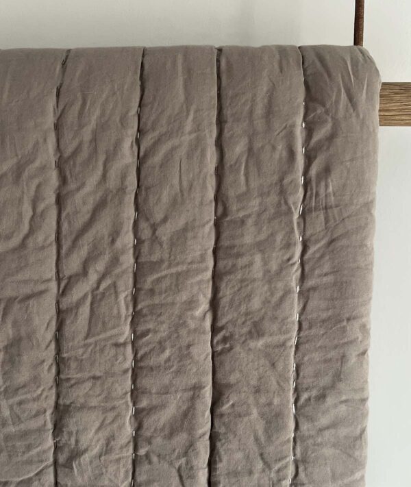 Senses quiltet sengetæppe brun 260x260 cm.