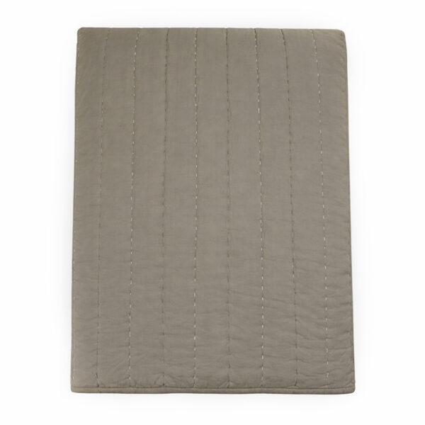 Senses quiltet sengetæppe brun 260x260 cm.