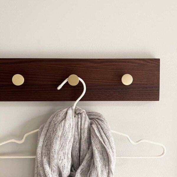 MOUD Home ash knagerække i termo ask - 100 cm lang med messing knager