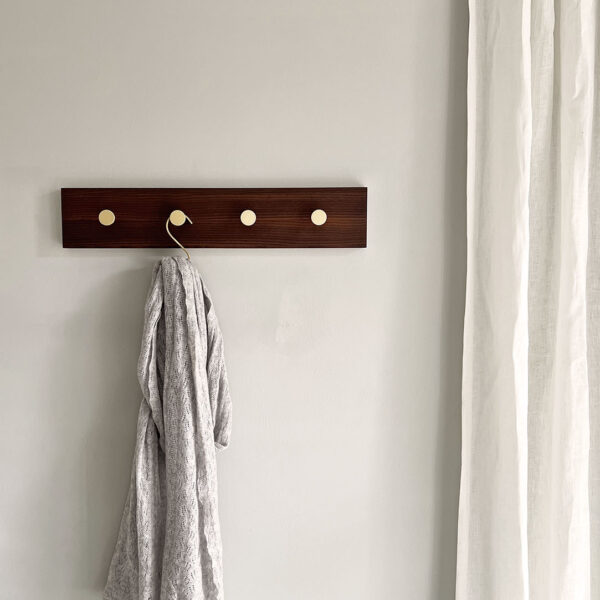 MOUD Home ash knagerække i termo ask - 50 cm lang med messing knager