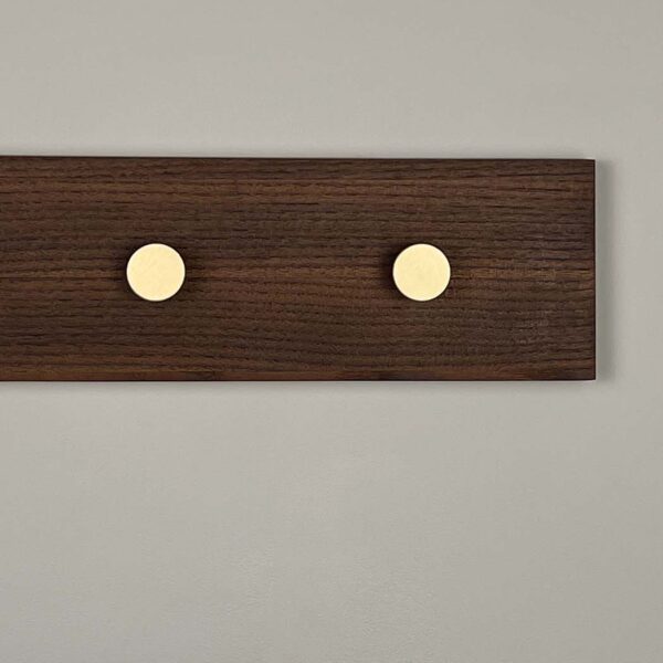 MOUD Home ash knagerække i termo ask med messing knager