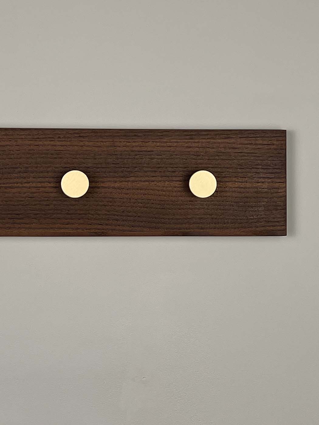 MOUD Home ash knagerække i termo ask med messing knager