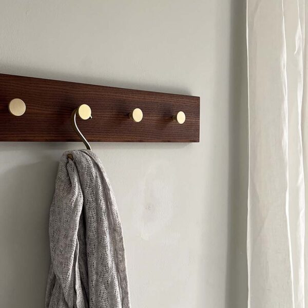 MOUD Home ash knagerække i termo ask - 50 cm lang med messing knager