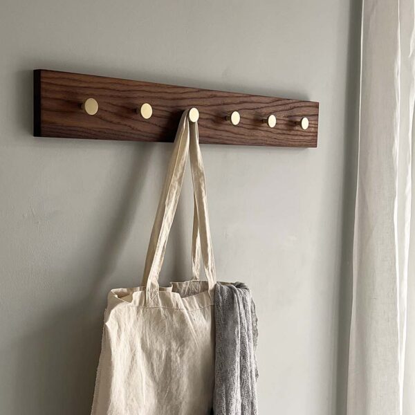 MOUD Home ash knagerække i termo ask - 70 cm lang med messing knager