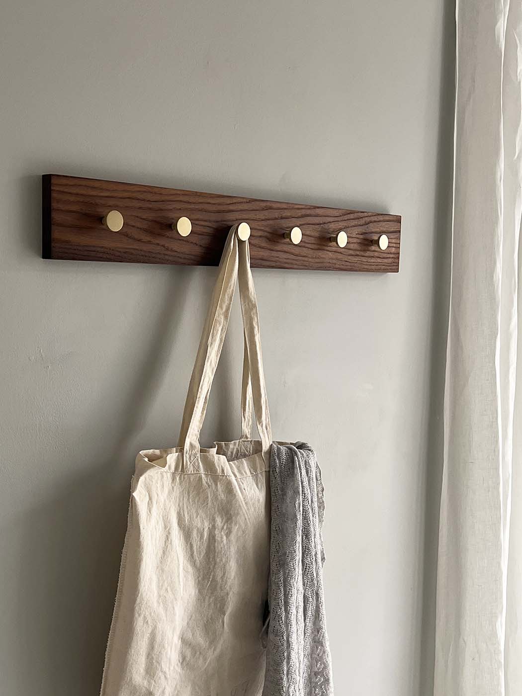 MOUD Home ash knagerække i termo ask - 70 cm lang med messing knager