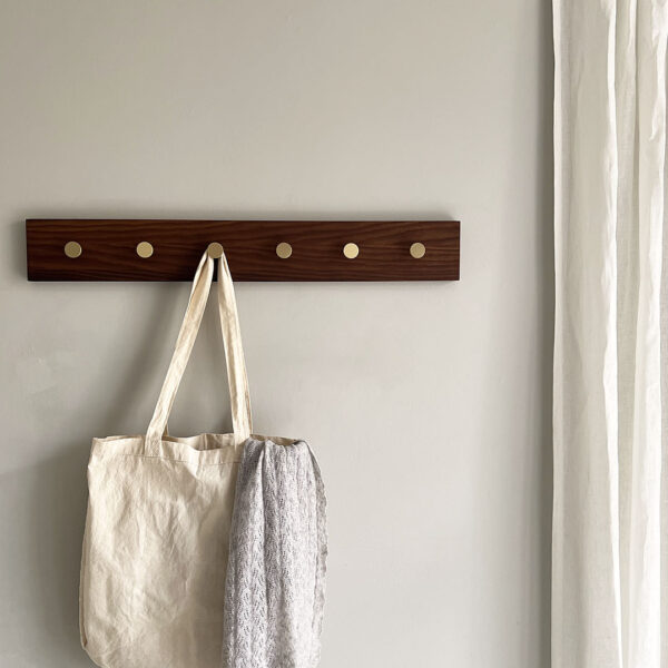 MOUD Home ash knagerække i termo ask - 70 cm lang med messing knager