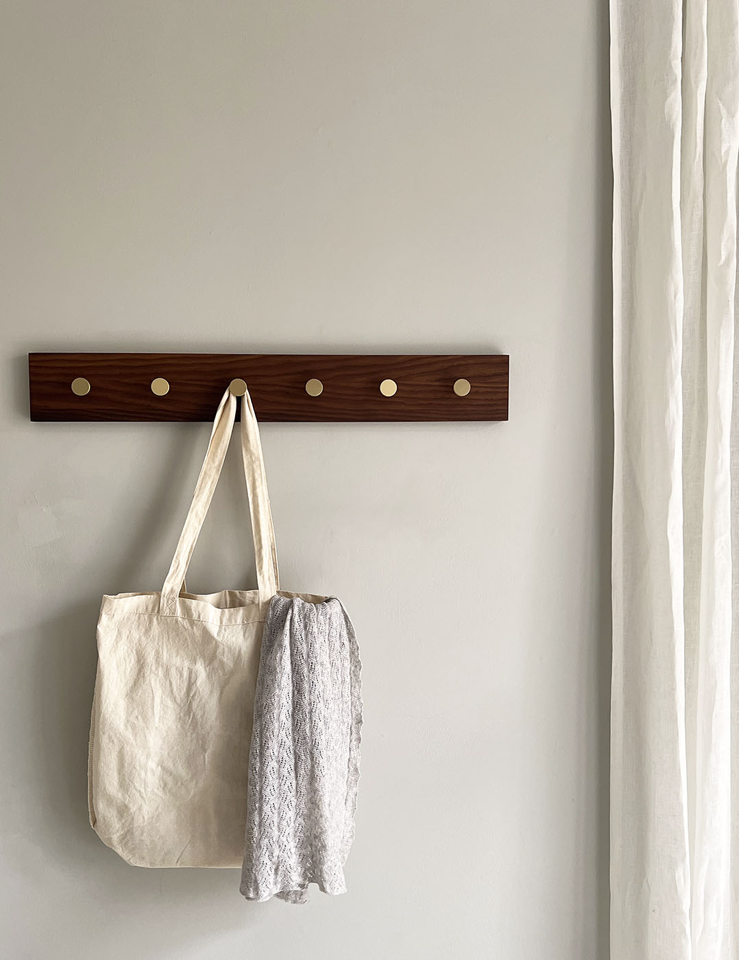 MOUD Home ash knagerække i termo ask - 70 cm lang med messing knager