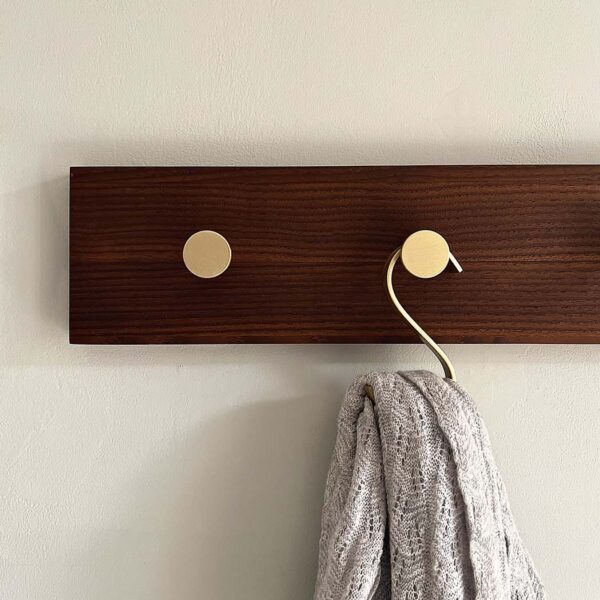 MOUD Home ash knagerække i termo ask - 50 cm lang med messing knager