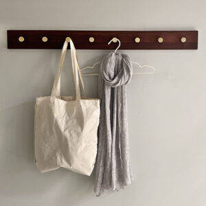 MOUD Home ash knagerække i termo ask - 100 cm lang med messing knager