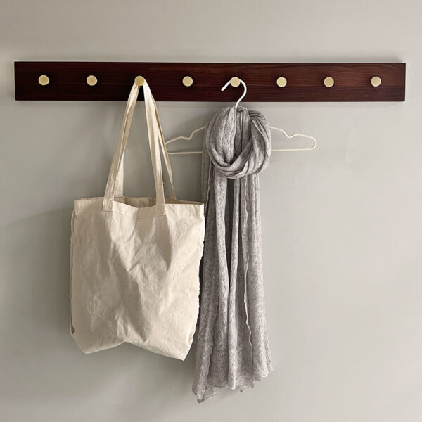 MOUD Home ash knagerække i termo ask - 100 cm lang med messing knager