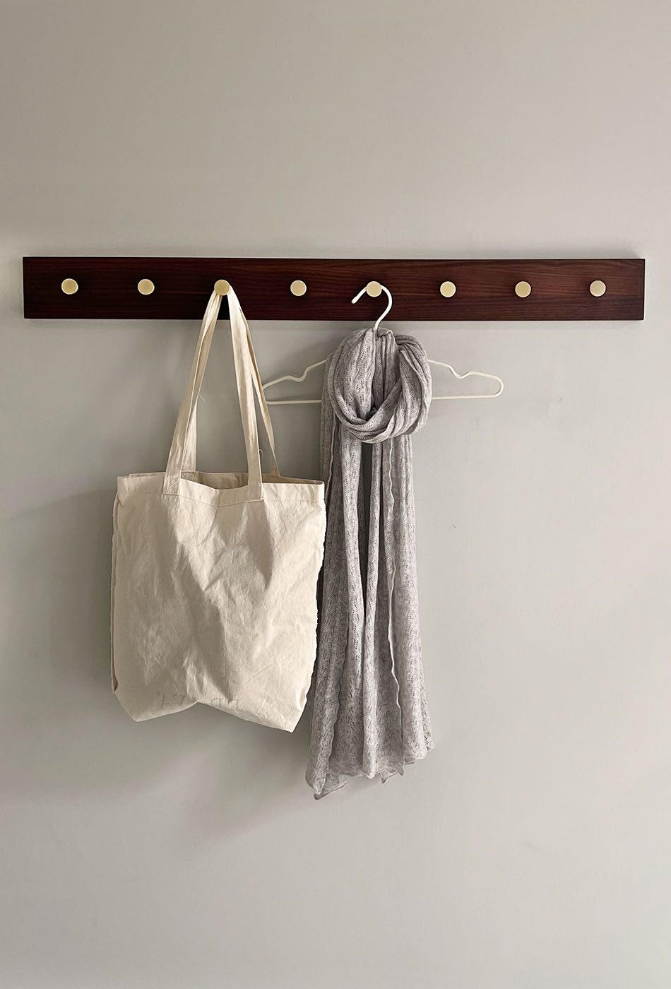 MOUD Home ash knagerække i termo ask - 100 cm lang med messing knager